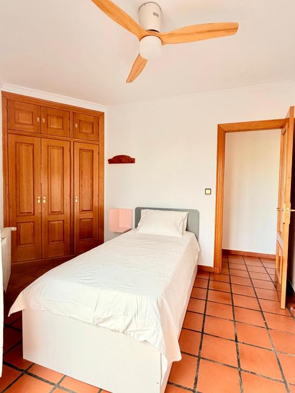 a bedroom with a bed and a ceiling fan at Casa luminosa con encanto in Vélez-Rubio