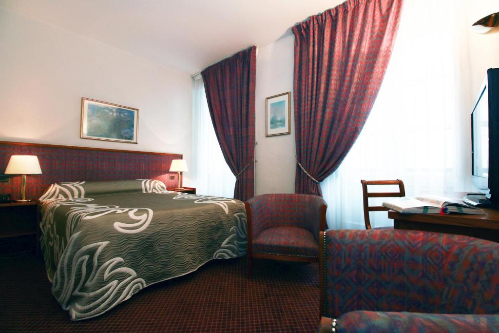 Postel nebo postele na pokoji v ubytování Hôtel d'Etigny