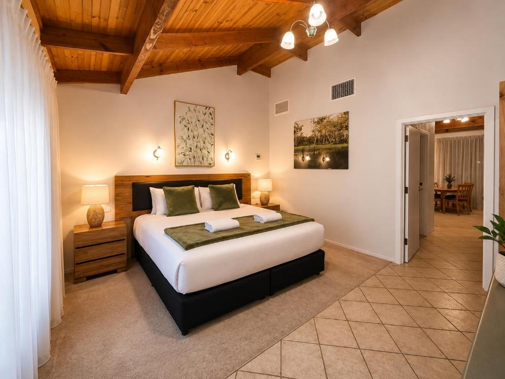 a bedroom with a large bed in a room at Coonawarra Place Motor Inn in Coonawarra
