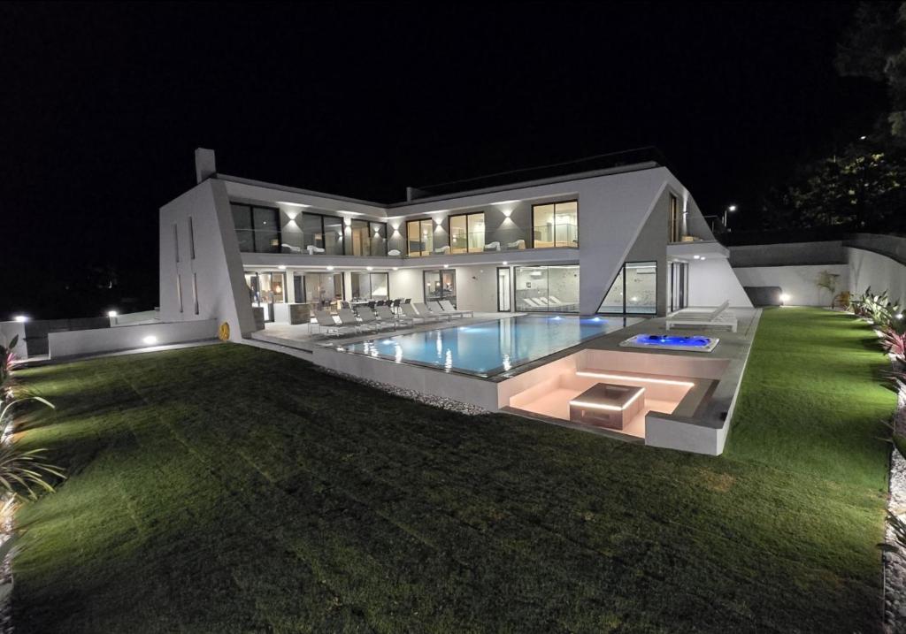 Dream Villa by Laranjal Rentals