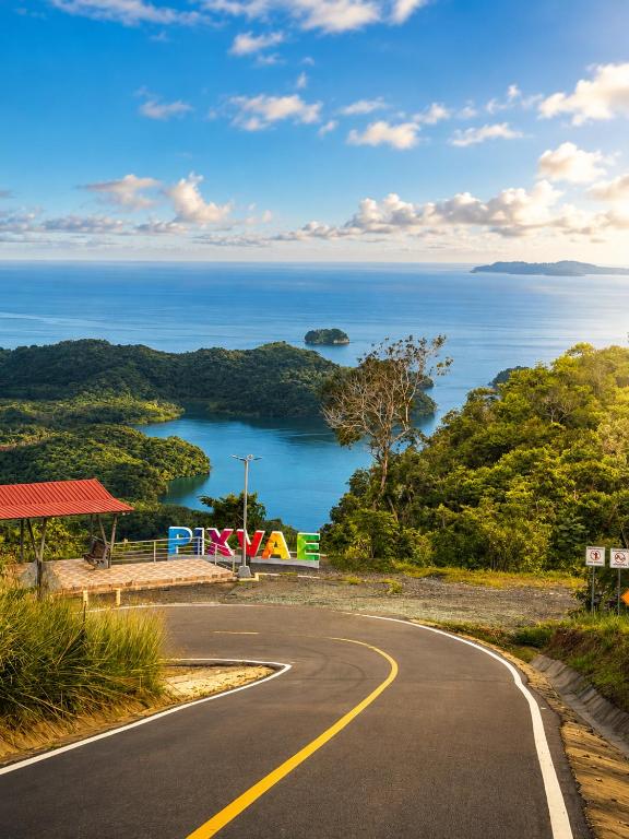 an empty road with a view of the ocean at Doña Eneida Cabin in Soná