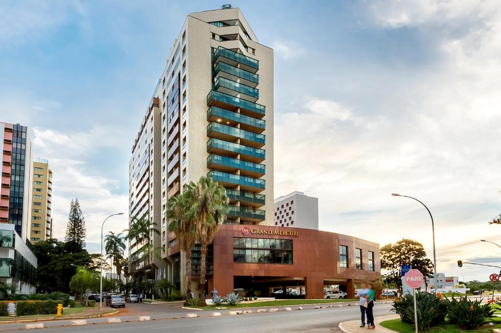 a tall building in the middle of a city at Grand Mercure Brasilia Eixo Monumental in Brasilia