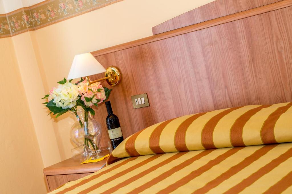 A bed or beds in a room at Hotel Smeraldo