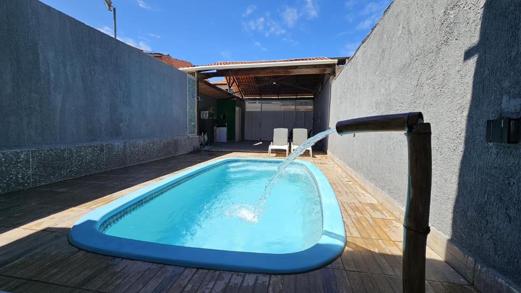 a hot tub with a water fountain on a patio at Casa com 3 suítes e piscina privativa no centro de Maragogi perto da praia in Maragogi