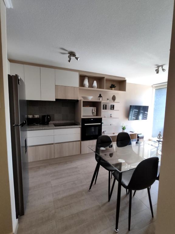 a kitchen with a table and chairs in a room at Ale Canal Beagle in Viña del Mar
