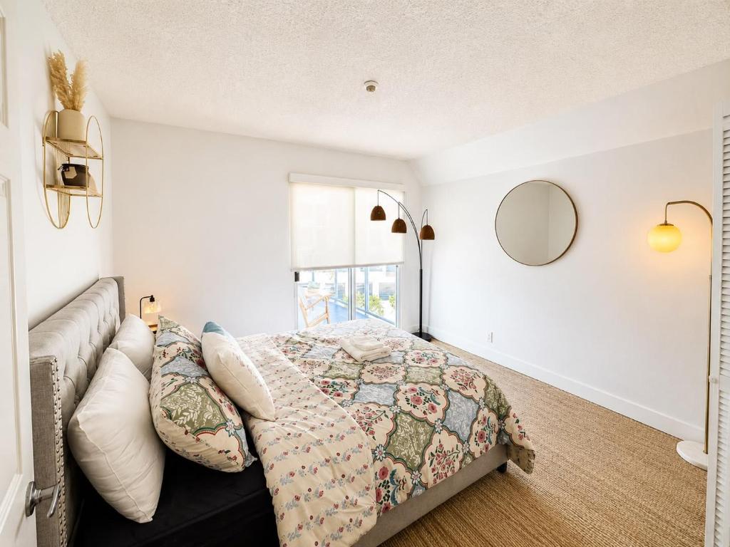 a bedroom with a bed and a window at mamihomes redondo beach in Redondo Beach
