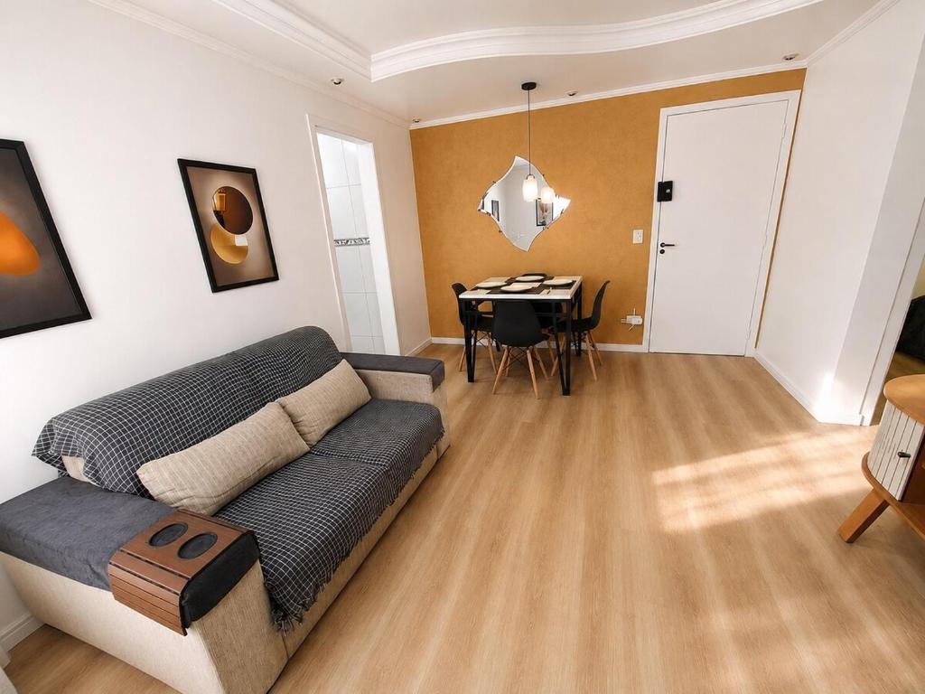 a living room with a couch and a table at Apartamento 2 dorms próximo a UFABC e CPTM in Santo André