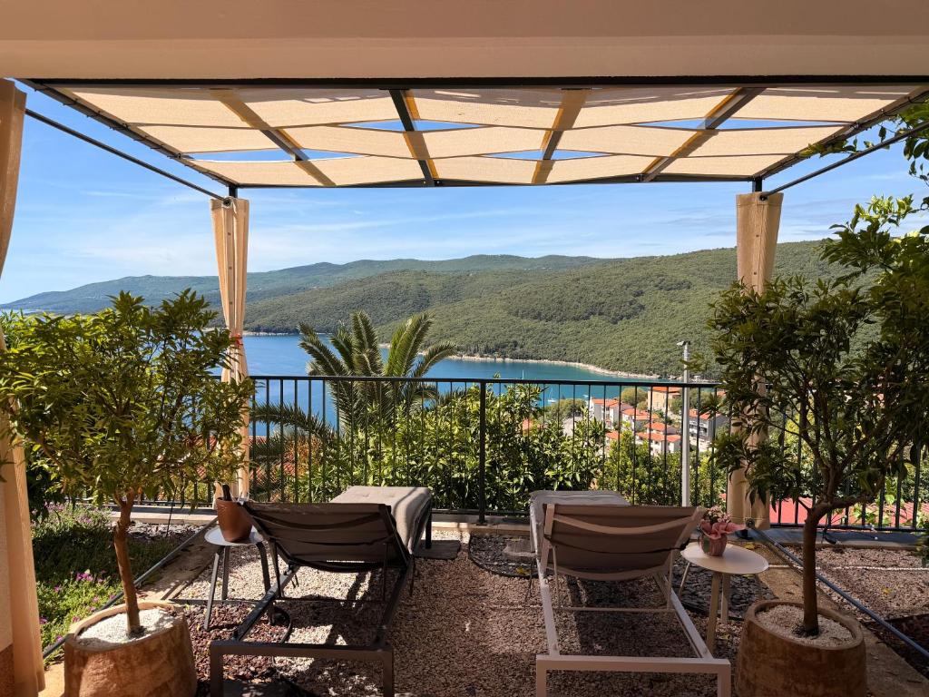Coccolina-Sea View Boutique Apartment with Private Hot Tub