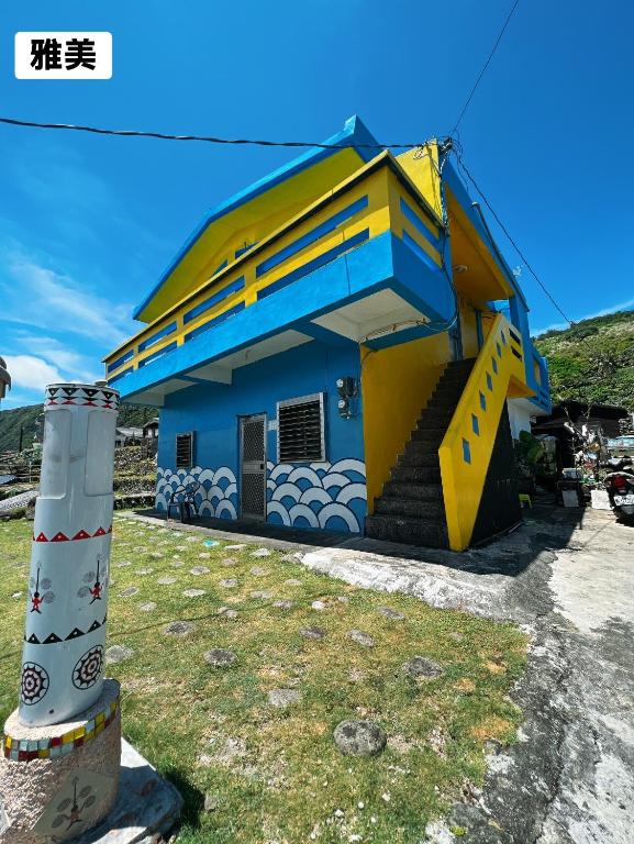 a house with a yellow and blue roof at 蘭嶼雅美民宿 in Yeh-yin