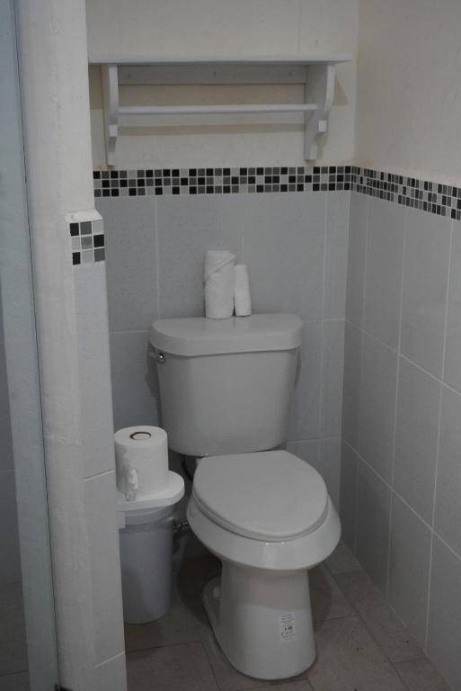a bathroom with a white toilet in a room at Casa Del Pueblo in Teotitlán del Valle