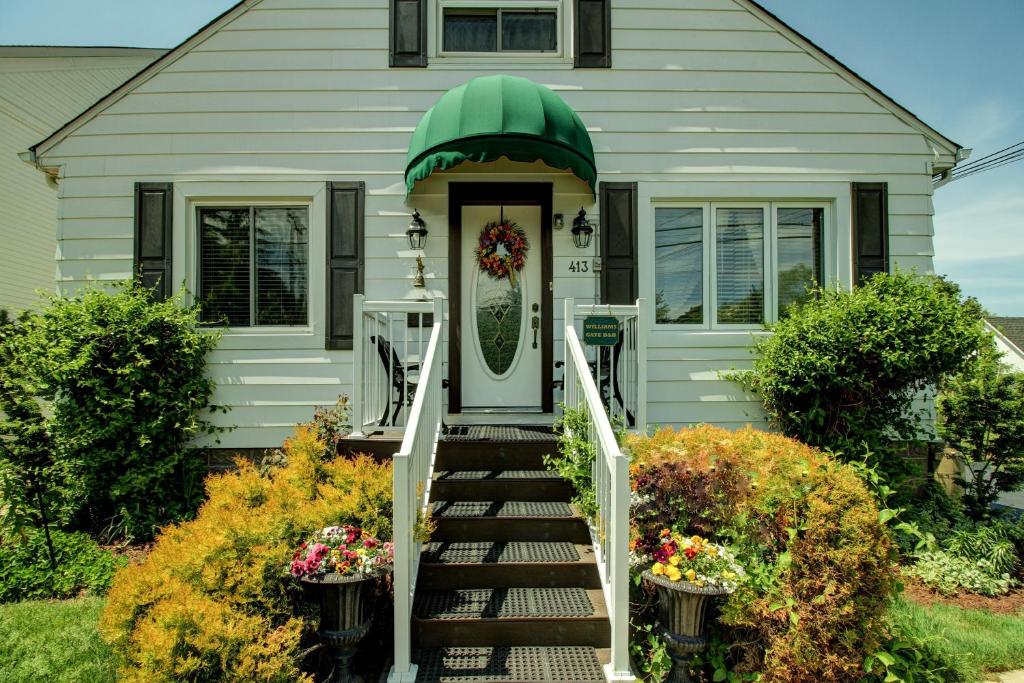 Una casa con una puerta con una corona. en Williams Gate Bed & Breakfast Private Suites, en Niagara on the Lake