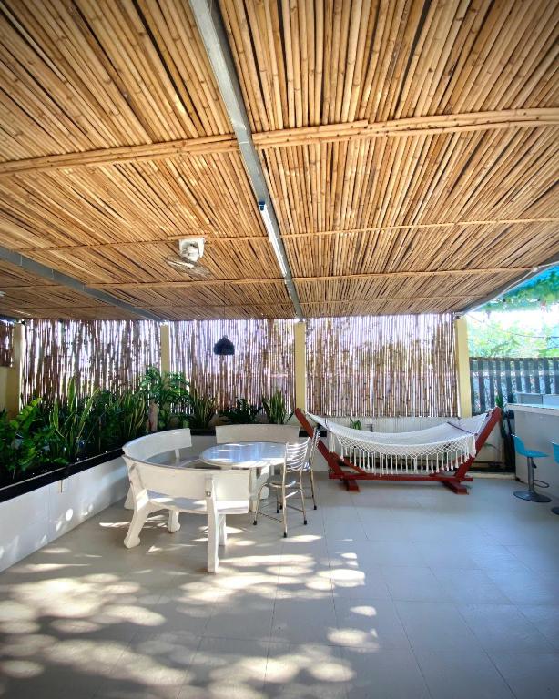 a patio with a table and chairs and a wooden ceiling at Nhà Yên Homestay Phan Rang in Kinh Dinh