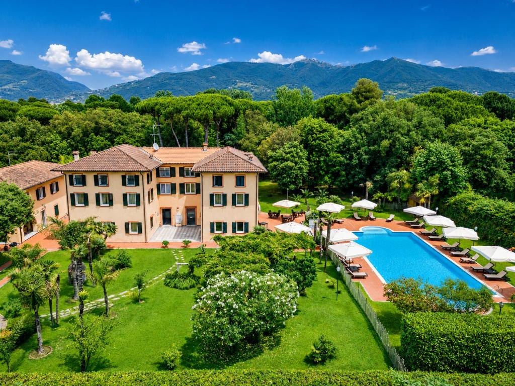 an aerial view of a house with a swimming pool at Hotel Cavalieri Del Mare in Marina di Massa