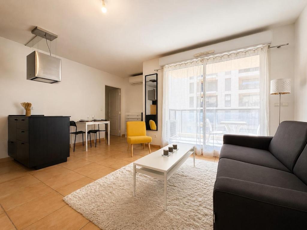 Charming Designer Apartment in City Center with AC & Wi-Fi