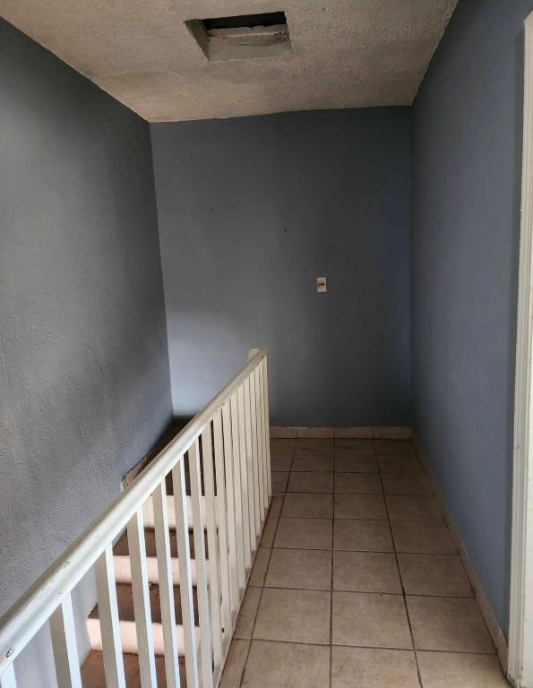 ein leerer Raum mit einer Treppe und blauen Wänden in der Unterkunft Casa Joan in El Sauzal