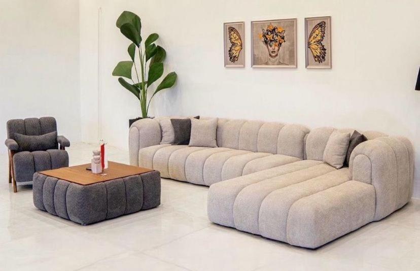 a living room with two couches and a coffee table at Ste hub loges in Parakou