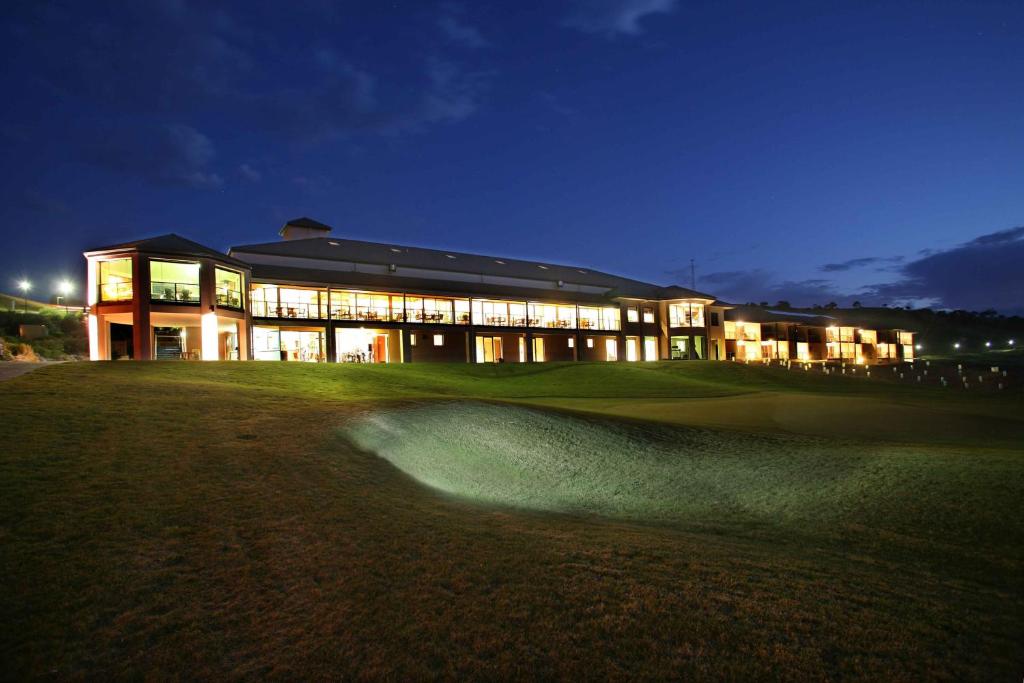 um edifício num campo de golfe à noite em Lady Bay Hotel em Normanville