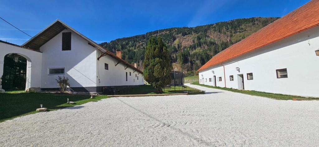 Pferdegut Schloss Treffen Apartments - Housity
