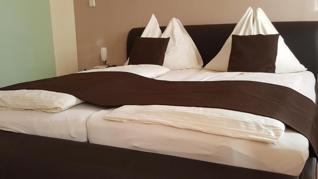 A bed or beds in a room at Privatpension Lang
