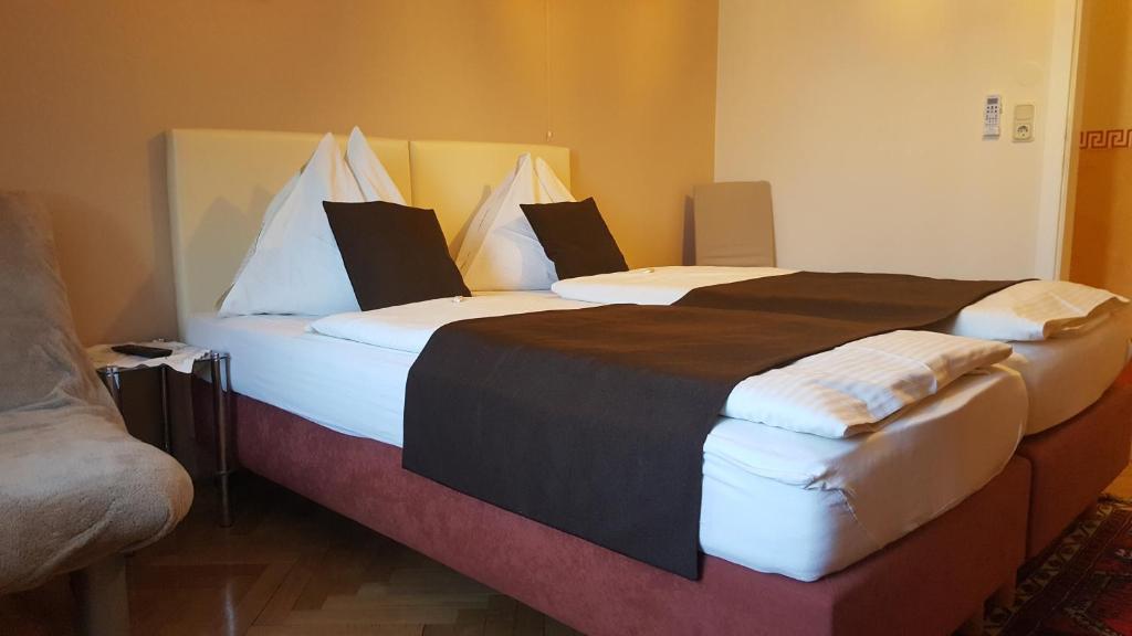 A bed or beds in a room at Privatpension Lang