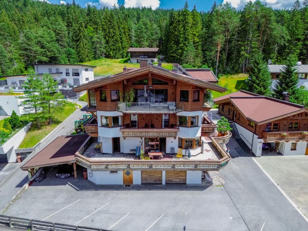 an overhead view of a large house with a parking lot at Schickster Sky Lodge und Chalet Rossi in Leutasch