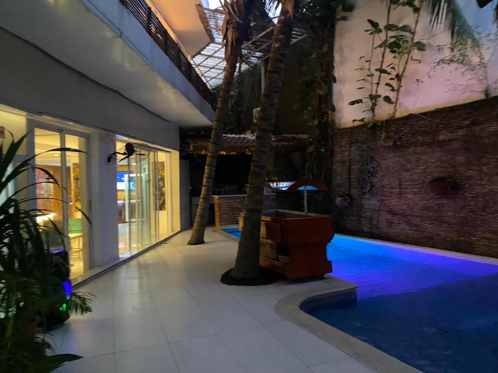 une maison avec une piscine au milieu d'un bâtiment dans l'établissement Ecologe, à Abidjan