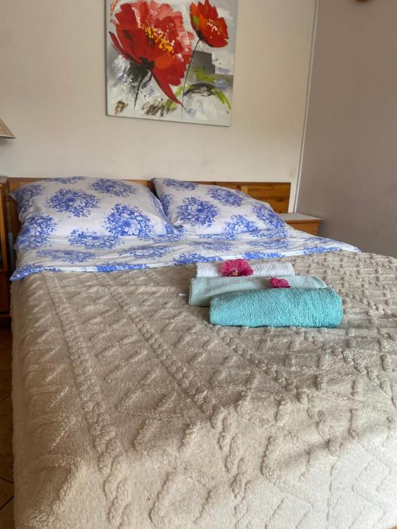 a bed with two towels on top of it at Forum - pensjonat przy plaży in Dźwirzyno