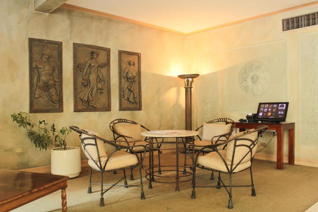 Posezení v ubytování Hotel Leonardo da Vinci