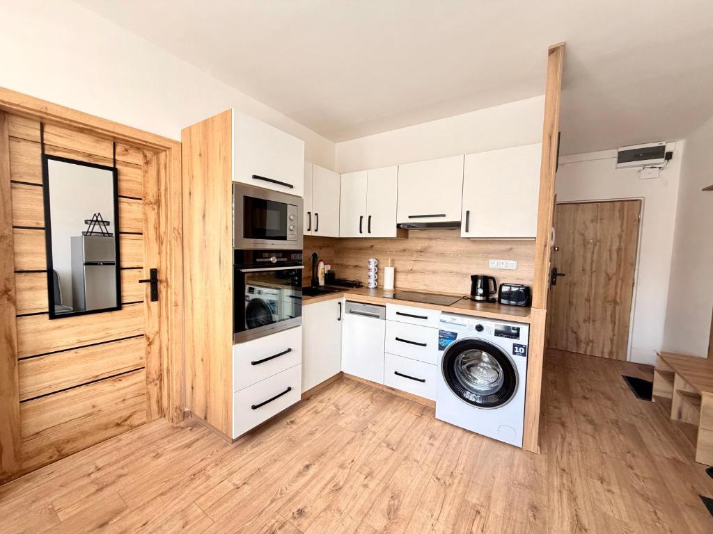 a kitchen with a washer and a washing machine at Apartmánový byt Kostička 7 in Kadaň