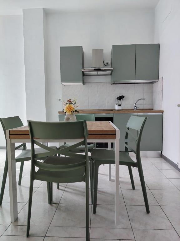 a dining room with a table and chairs in a kitchen at Il Codibugnolo-casa vacanze Arezzo in Arezzo