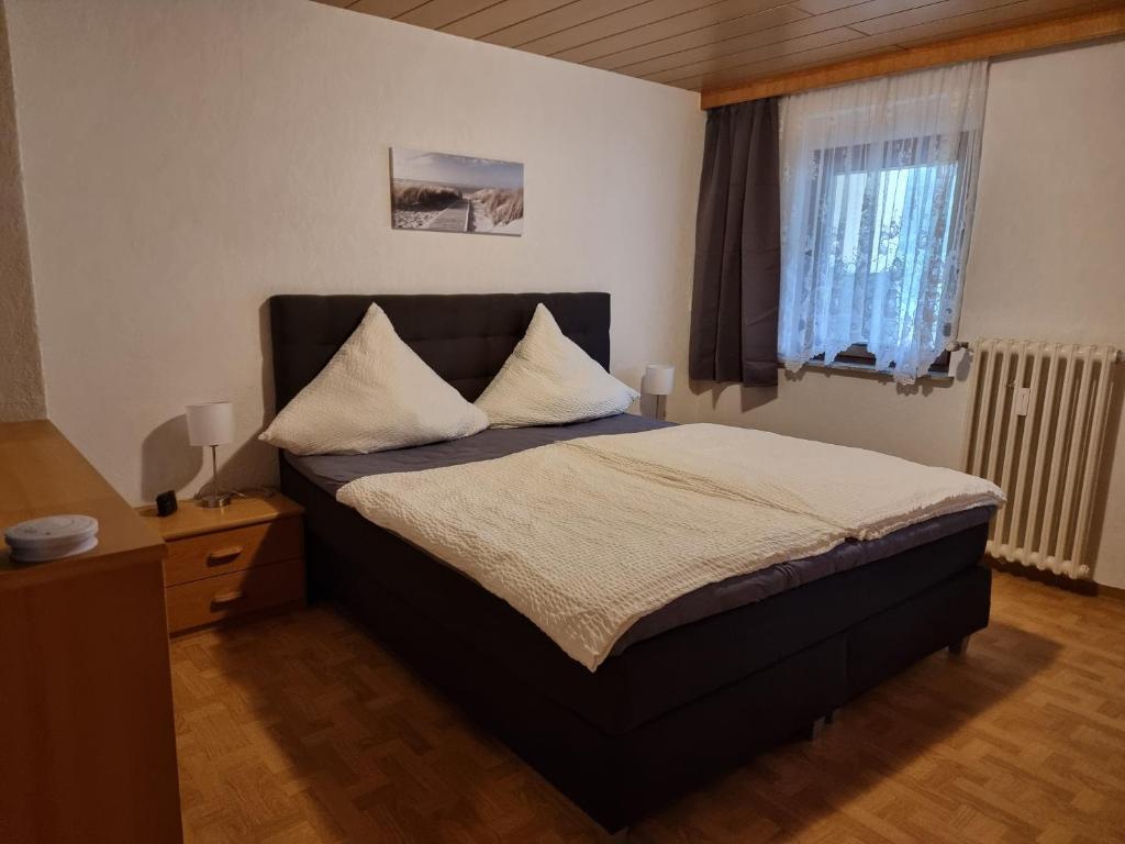 a bedroom with a bed and a window at Tinas Ferienwohnung in Kröv