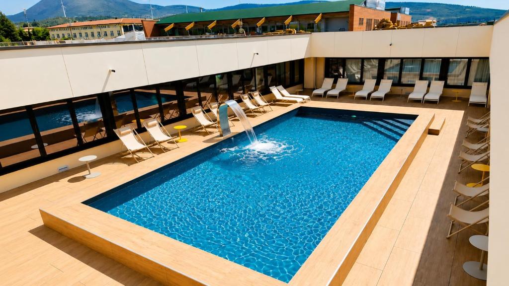ein Schwimmbad auf dem Dach eines Gebäudes in der Unterkunft Best Western Hotel Garda in Affi