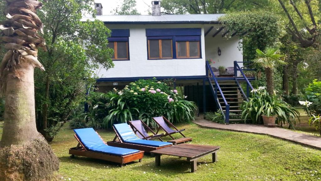 un grupo de sillas y una mesa frente a una casa en Villa Ocampo en Tigre