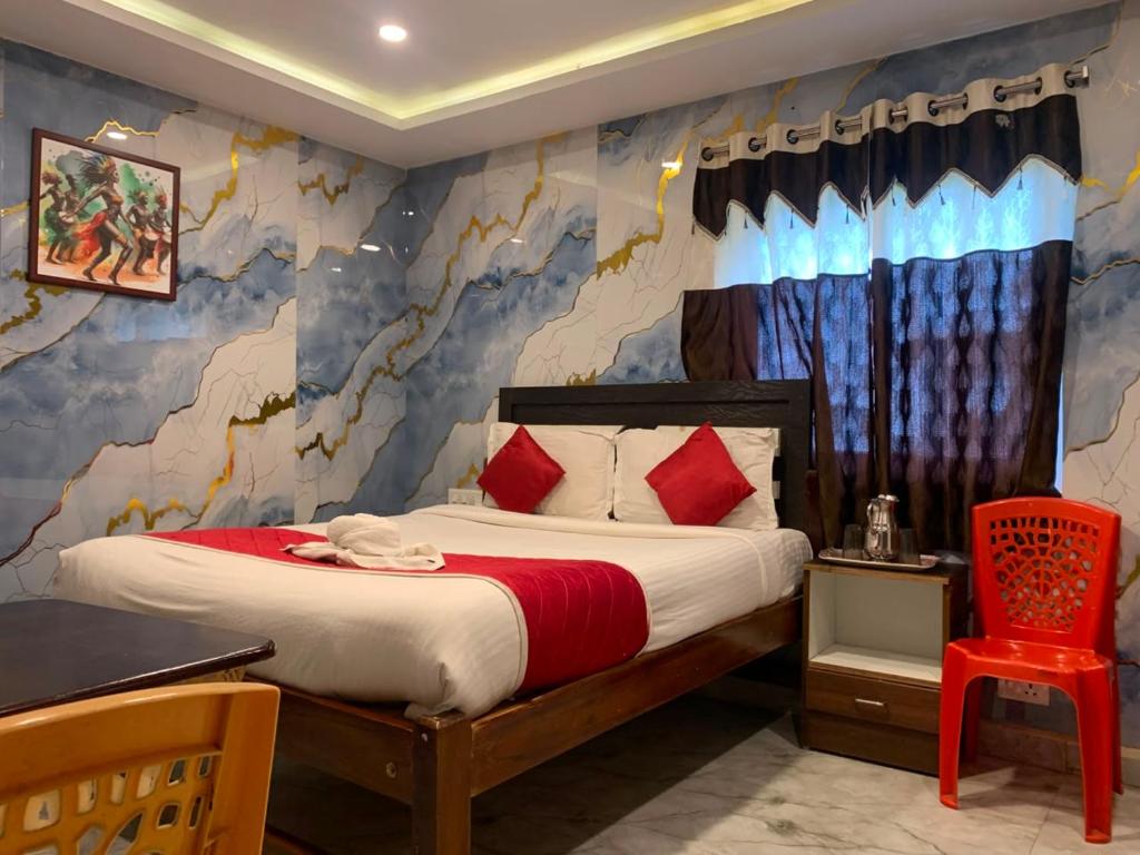 a bedroom with a bed and a wall mural at Hotel Hill Edge in Kodaikānāl