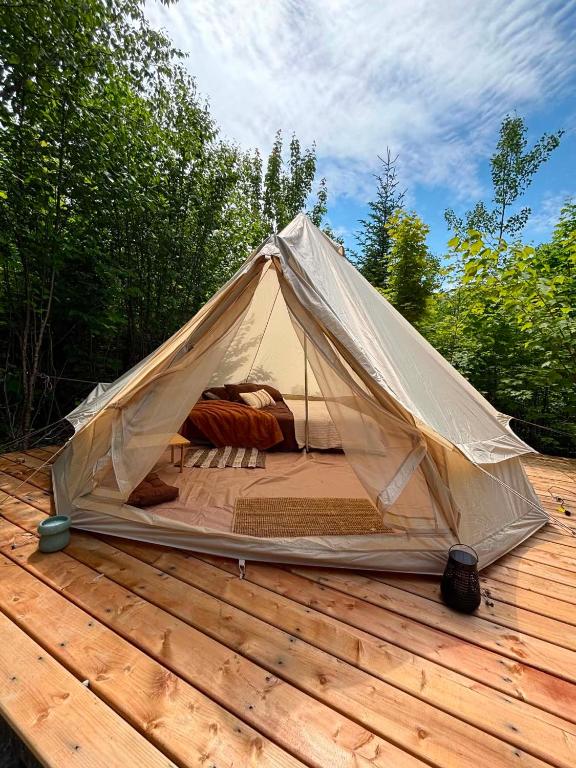 a tent on top of a wooden deck at Mytik Shack Sucré in Saint-René-de-Matane