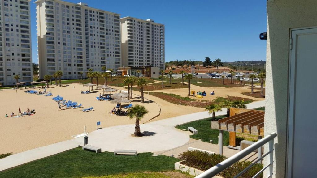 desde el balcón de un edificio con vistas a la playa en Laguna Bahia Velero, en Algarrobo