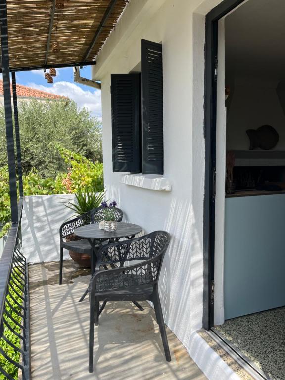 a patio with a table and chairs on a porch at Casa do Sol in Pedrógão