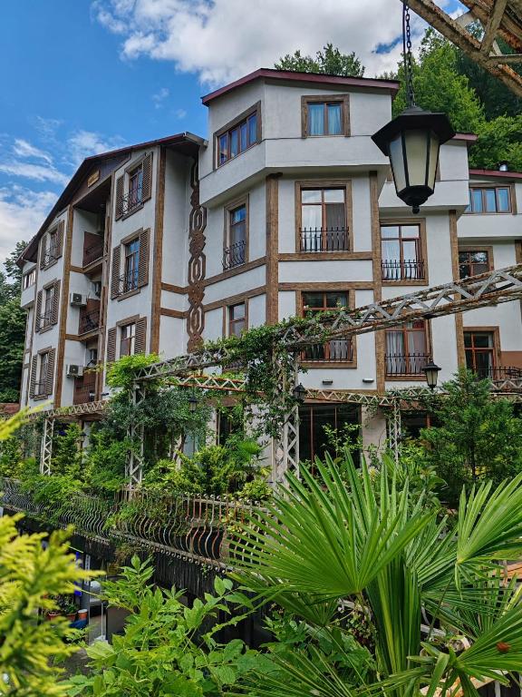 an apartment building with plants in front of it at Mersu Ala Konak Otel maşukiye sapanca in Kocaeli
