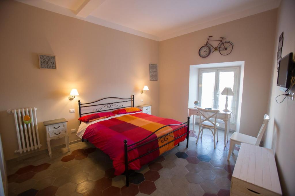 ローマにあるAlloggio Quiritiのベッドルーム1室(ベッド1台、壁に自転車を掛けたテーブル付)