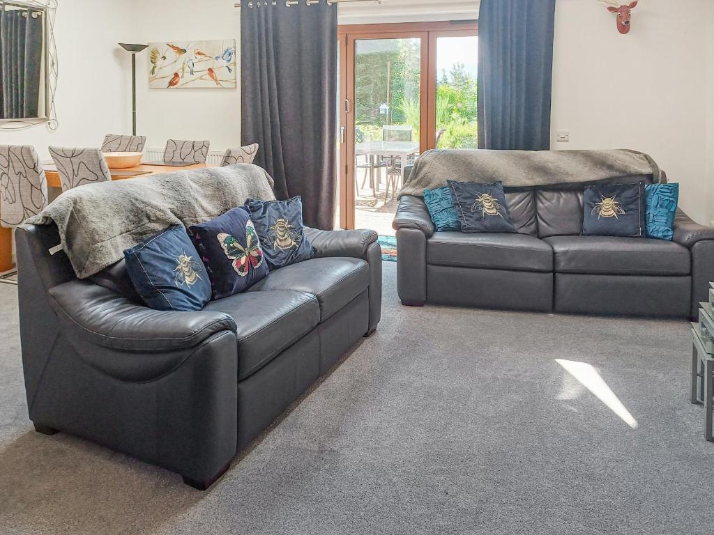 a living room with two couches and a couch at Cairn View in Strachan