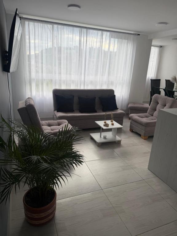 a living room with a couch and a table at Descanso Ideal in Manizales