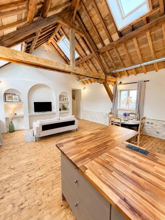a large living room with wooden ceilings and wooden floors at appartement chaleureux in Honfleur