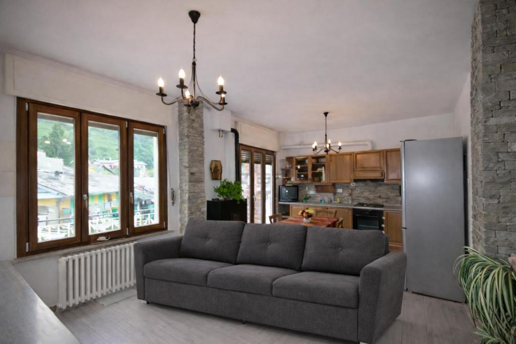 a living room with a couch and a kitchen at Rifugio del Piemont in Villaretto