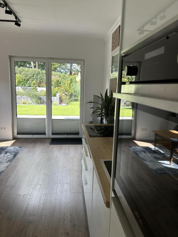 a kitchen with a large window and a counter top at Moderne 1-Zimmer-Gästewohnung im Neubau mit schönem Garten in Pronstorf