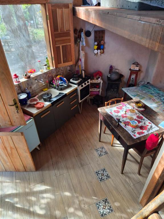 an aerial view of a kitchen with a table at JAGATÁ- Nossa comunidade in Igatu
