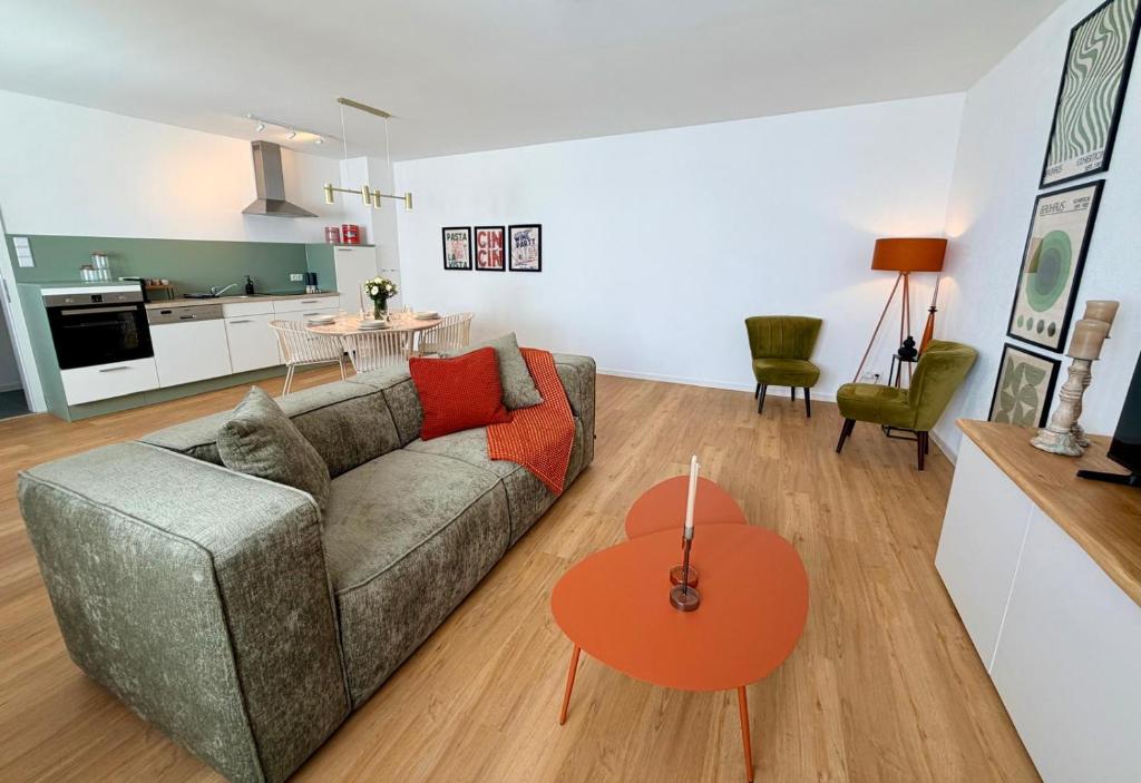 a living room with a couch and a table at Markt-Quartier in Nierstein