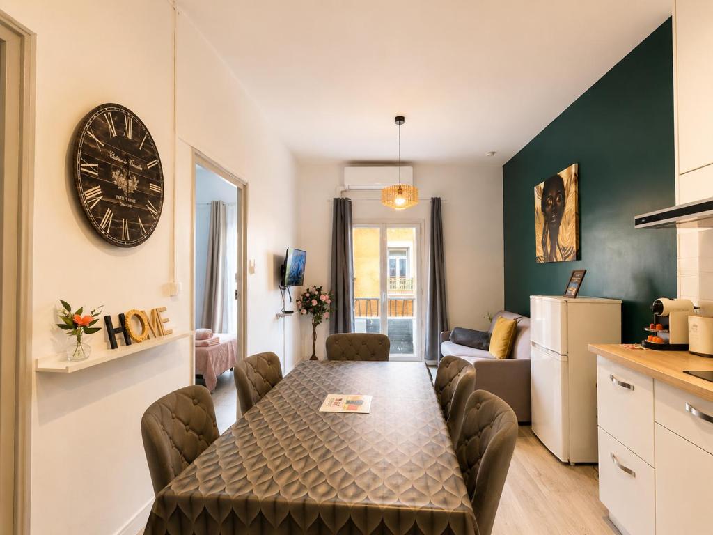 a kitchen and a dining room with a table in a room at Cosy & Clim Parfait jusqu'à 6 voyageurs bus gare shopping centre in Béziers