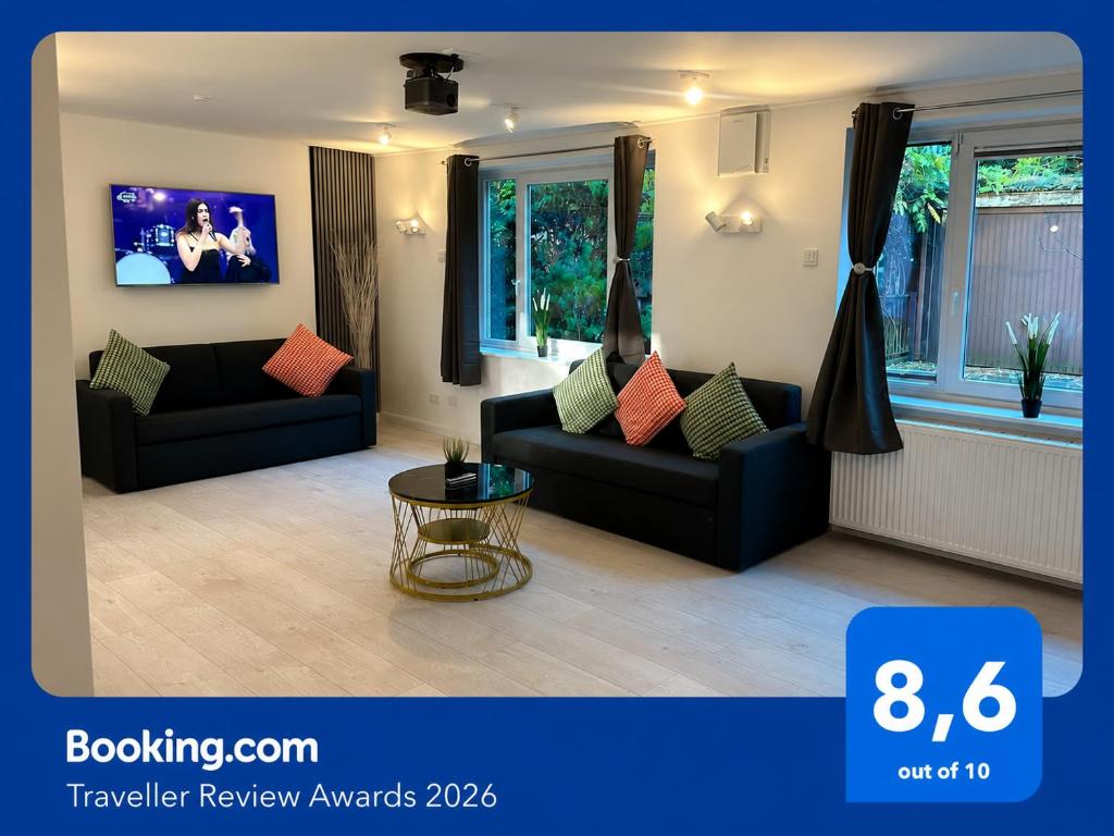 a living room with two couches and a table at Barbat Home-Ferienwohnung im Alexanderstraße in Hamburg