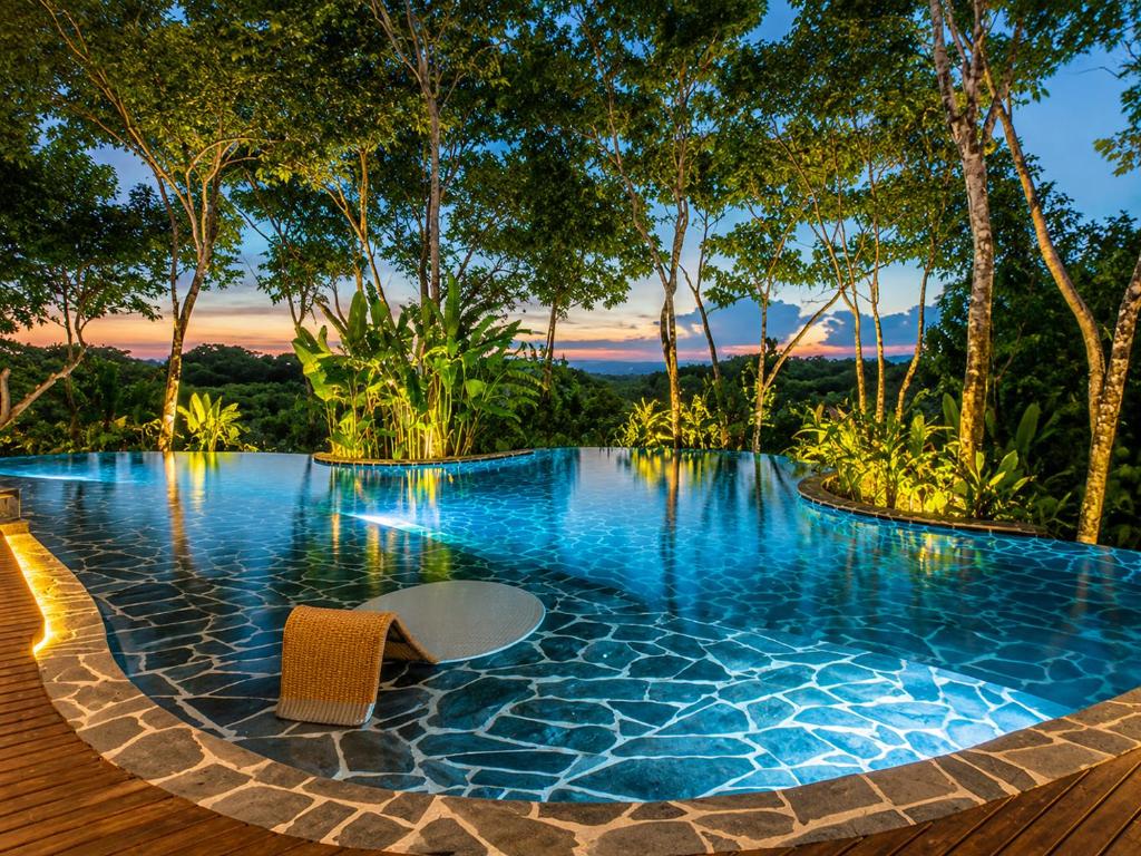 a swimming pool in a resort with a table and chairs at Hotel Boutique Maitta en Doradal Antioquia in Doradal
