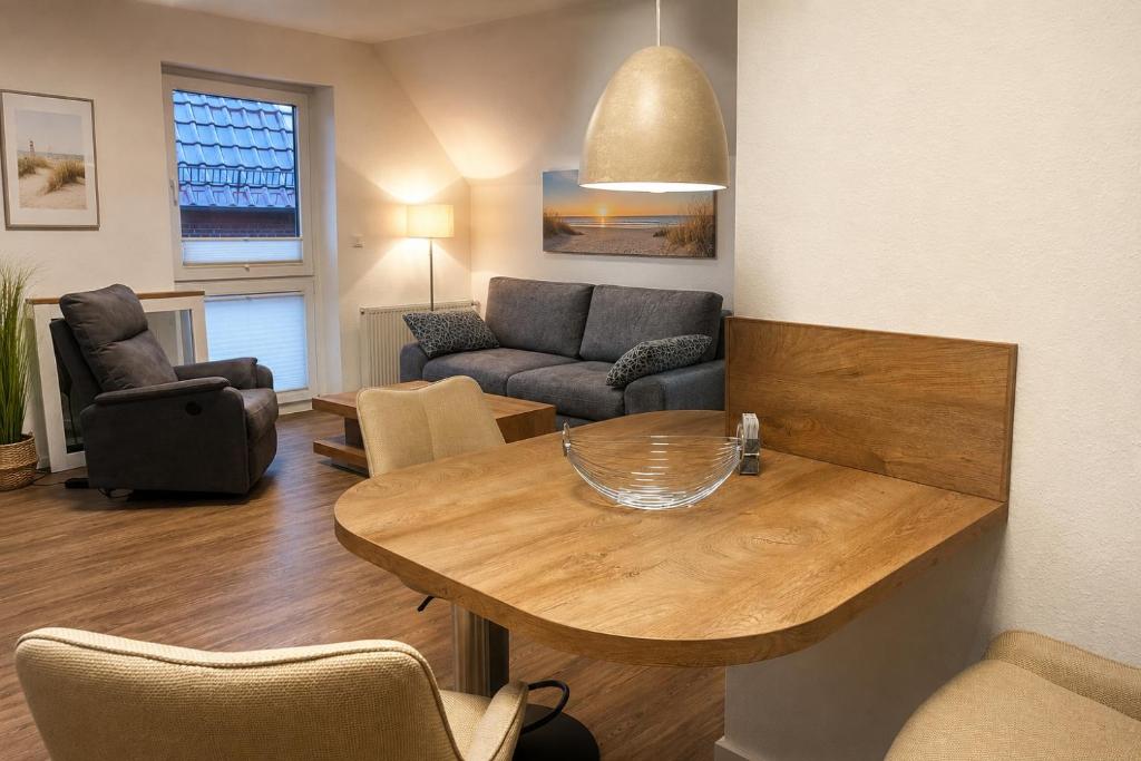 a living room with a table and a couch at Tillmanns Ankerplatz in Norden